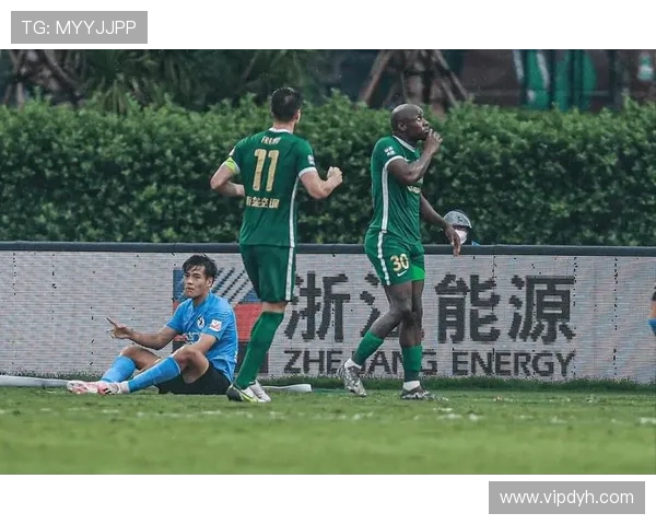 崔明安精准传中助攻穆谢奎转身抽射破门打破场上僵局